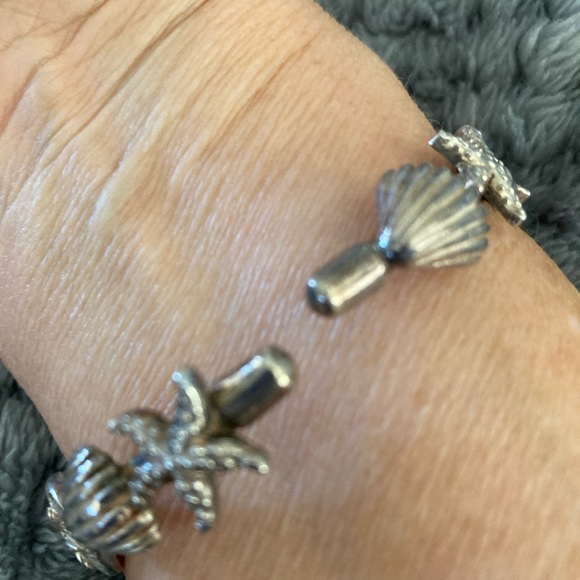 SOLD-Vintage 1990s sterling silver bangle,sea shells,sand dollars & star fish. - Picture 6 of 7